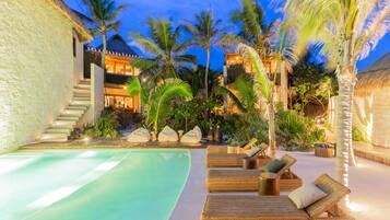 Udendørs pool, åben fra kl. 11.00 til kl. 18.00, liggestole