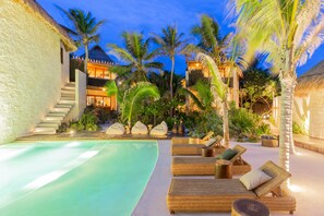 Outdoor pool, open 11:00 AM to 6:00 PM, sun loungers - Hotel Ma'xanab (Tulum)