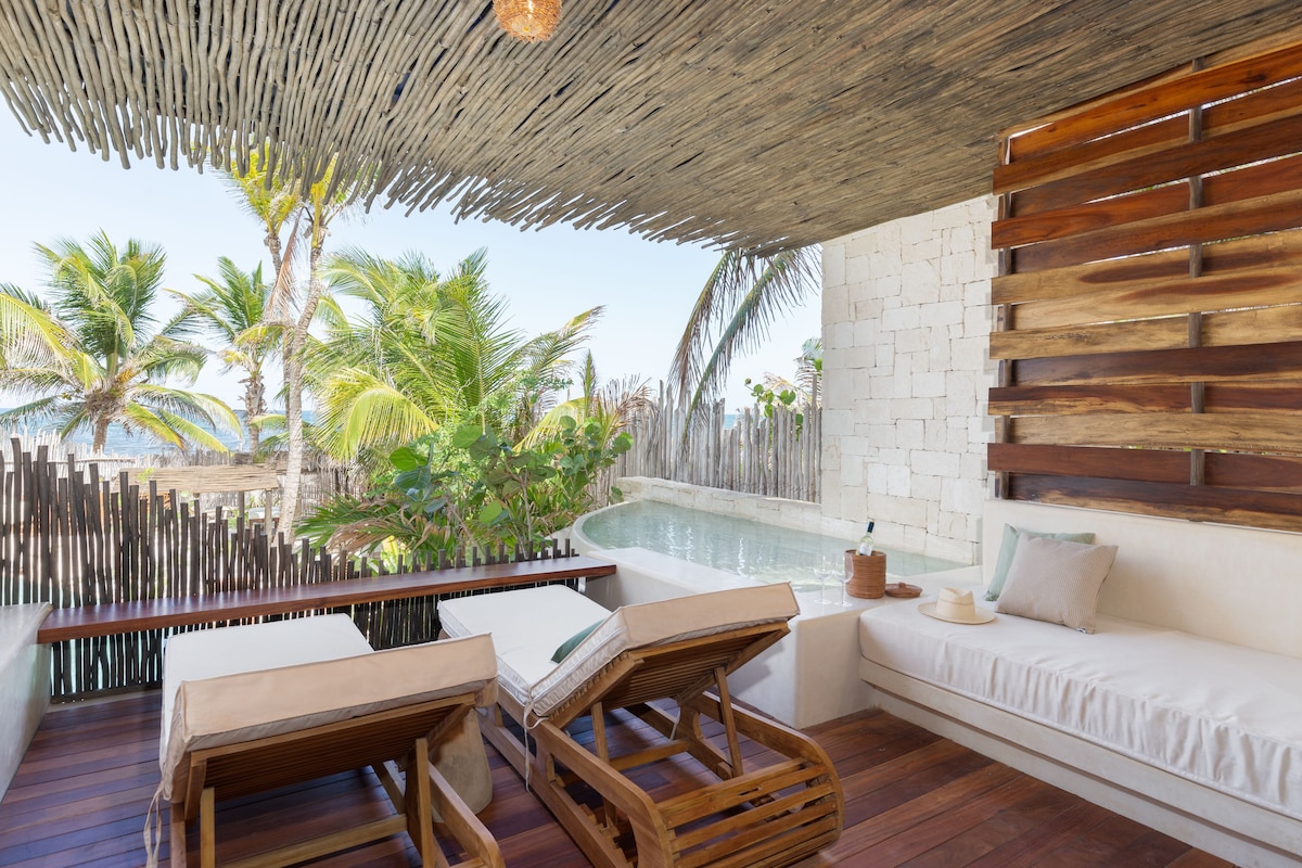 Hotel Ma'xanab Tuluml ounge area with private plunge pool