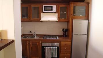 Mikroaaltouuni, kahvin-/teenkeitin, keittoastiat/astiat/ruokailuvälineet