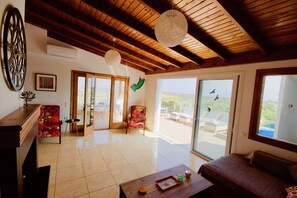Smart TV, chimenea, libros y videoteca 