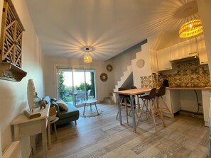 TV, tavolo da ping pong