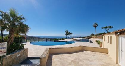 Haus mit Meerblick, Pool, Garten und Tennis - für 4 Personen