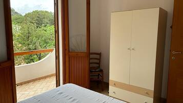 2 Schlafzimmer, BĂŒgeleisen/BĂŒgelbrett, Reisekinderbett, BettwĂ€sche