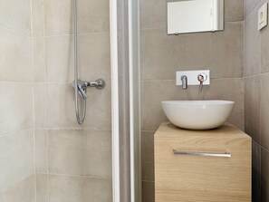 Een douche, een haardroger, handdoeken