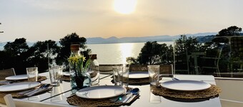 SEA VIEW APT, BEACHFRONT, PARKING, AA/CC, WIFI, LARGE TERRACE