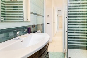 Bathtub, hair dryer, bidet, towels