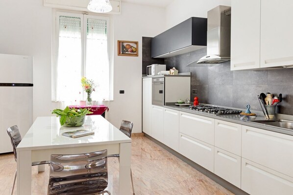 Réfrigérateur, four à micro-ondes, un four, surface de cuisson