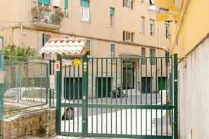 Exterior - GuestHost - Salvator Rosa Metro station Flat x8 (Napoli)