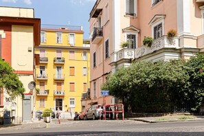 Exterior - GuestHost - Salvator Rosa Metro station Flat x8 (Napoli)