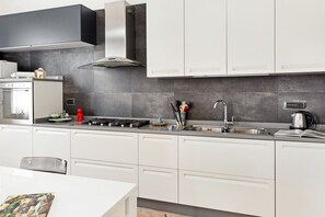 Køleskab, mikrobølgeovn, ovn, kogeplade
