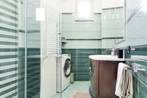 Baignoire, sèche-cheveux, bidet, serviettes fournies