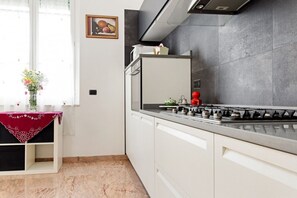 冷蔵庫、電子レンジ、オーブン、コンロ