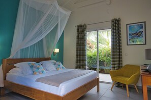 Ropa de cama de alta calidad, colchones con pillow-top y minibar 