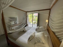 Romantic Room, Hot Tub | Premium bedding, pillowtop beds, minibar, in-room safe