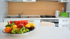 Een koelkast, een magnetron, een oven, een kookplaat