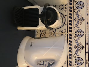 Séchoir à cheveux, serviettes fournies, papier de toilette