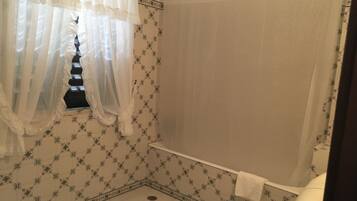 Secador de cabelo, toalhas de banho, papel higiênico