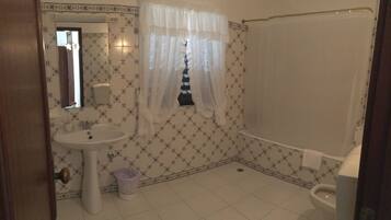 Haartrockner, Handtücher, Toilettenpapier