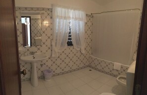 Secadora de cabello, toallas, papel de baño