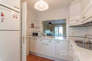 Een koelkast, een microgolfoven, een oven, een vaatwasser