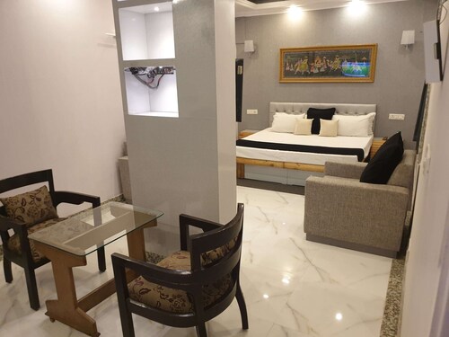 One bedroom luxurious apartment close to airport