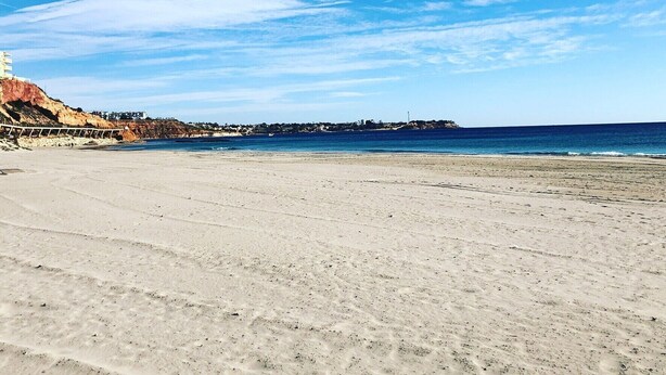 Nær stranden og solsenger