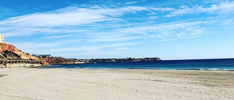Nära stranden och solstolar
