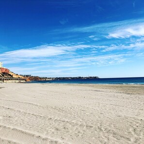Vlak bij het strand, ligstoelen aan het strand