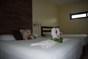 Habitacion familiar (4 personas) | Minibar, caja de seguridad en la habitación, wifi gratis y ropa de cama 