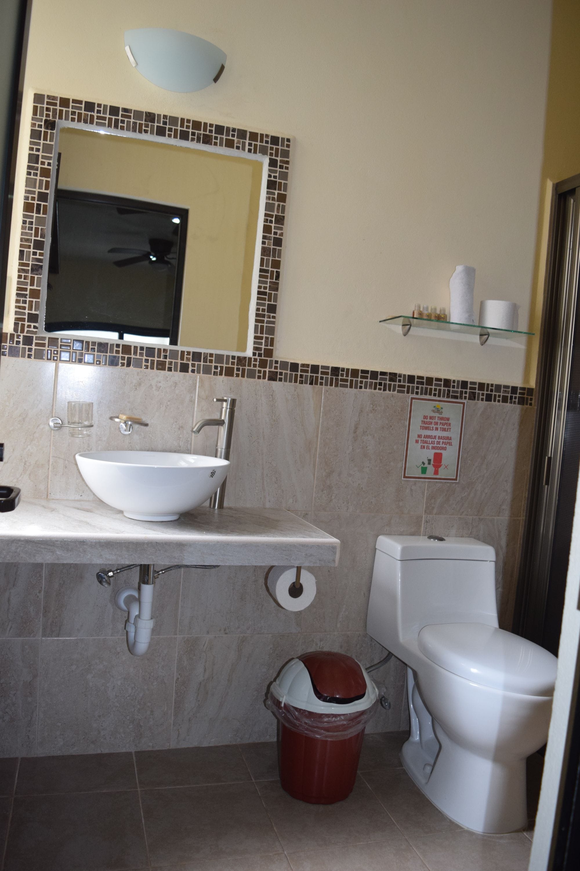 habitacion familiar (4 personas) | bathroom | shower, rainfall showerhead, free toiletries, towels
