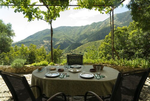 Villa with pool lost in the mountains