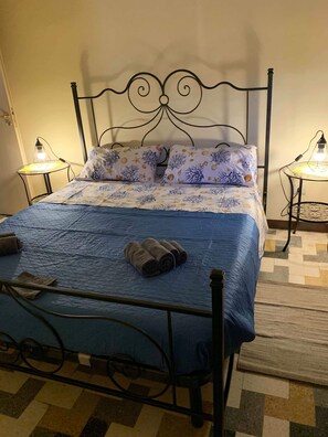 1 chambre, bureau, fer et planche à repasser, lit parapluie