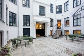 Outdoor dining - Spacious Two-Bedroom Apartment for 6 (København)