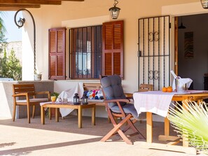 Outdoor dining - Can Gallu. Villa Adults Only with private pool in Moscari. (Moscari)
