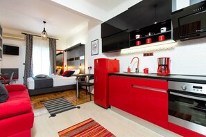 Refrigerador, horno, parrilla de estufa y cafetera y tetera