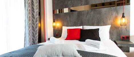 Desk, iron/ironing board, WiFi, bed sheets