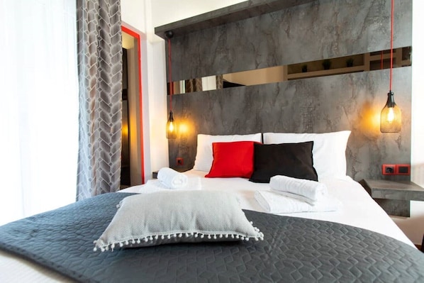 Desk, iron/ironing board, WiFi, bed sheets