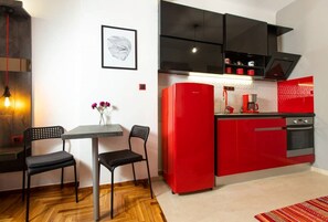 Refrigerador, horno, parrilla de estufa y cafetera y tetera