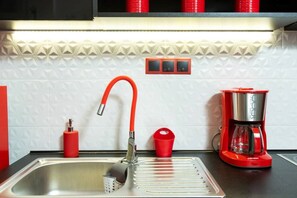 Refrigerador, horno, parrilla de estufa y cafetera y tetera 