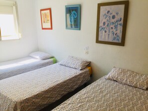 3 habitaciones, tabla de planchar con plancha, wifi y ropa de cama 