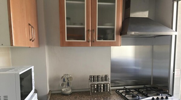 Frigorífico, microondas, horno y cafetera o tetera