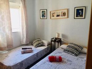 3 slaapkamers, een strijkplank/strijkijzer, wifi, beddengoed