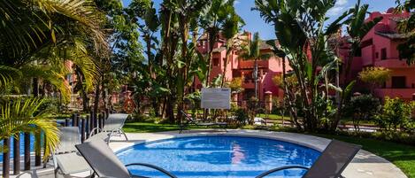 Een binnenzwembad, een buitenzwembad