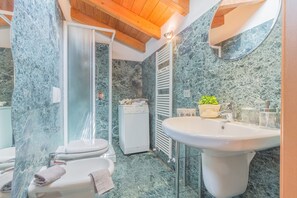 Dusch, hårtork, bidé och handdukar