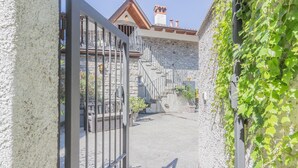 Ein Steinhaus mit einer Treppe, die zu einem Balkon führt.
