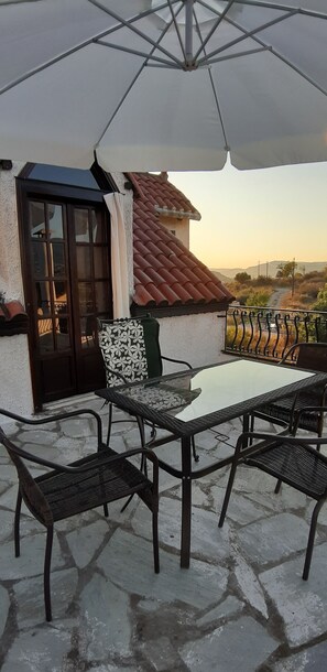 Outdoor dining - Kiki's Villa summer resort (Volos)