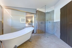 Exclusive-Penthouse | Badezimmer | Dusche, kostenlose Toilettenartikel, Haartrockner, Handtücher