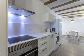 Fridge, microwave, oven, coffee/tea maker