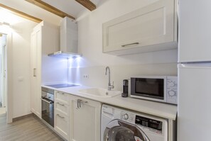 Fridge, microwave, oven, coffee/tea maker